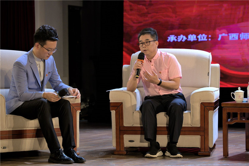 4《新時(shí)代的青春之歌黃文秀》的作者，廣西文聯(lián)秘書(shū)長(cháng)兼廣西戲劇家協(xié)會(huì )常務(wù)副主席林超俊做分享.jpg