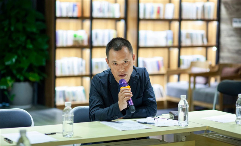 12廣西師范大學(xué)美術(shù)學(xué)院院長(cháng)陳兵主持研討會(huì ).jpg