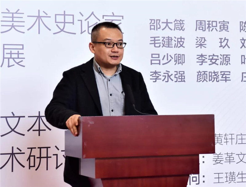 8廣西師范大學(xué)出版社美術(shù)館館長(cháng)、美術(shù)分社總編輯張明主持開(kāi)幕式（廖茹畫(huà)  攝）.jpg