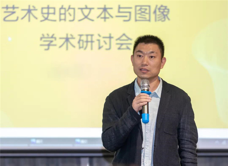 18廣西藝術(shù)學(xué)院教授、中國美術(shù)家協(xié)會(huì )美術(shù)理論委員會(huì )委員李永強主持學(xué)術(shù)研討會(huì )并作題為《再論徐悲鴻的中國畫(huà)收藏》的發(fā)言（黃珊虎 攝）.jpg