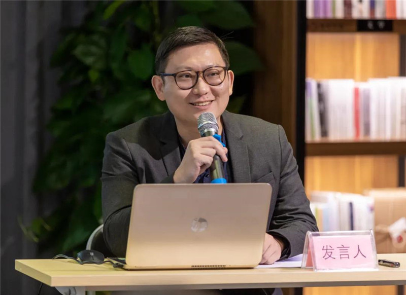 21廣州美術(shù)學(xué)院中國畫(huà)學(xué)院嶺南畫(huà)派研究中心主任、助理研究員王艾作題為《鷺之意味：陳文希創(chuàng  )作中的離散因素——兼談粵籍藝術(shù)家在東南亞地區的現代主義實(shí)踐》的發(fā)言（黃珊虎 攝）.jpg