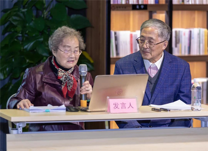 24著(zhù)名美術(shù)史論家、南京藝術(shù)學(xué)院教授、博士生導師周積寅及王鳳珠副研究館員作題為《鄭板橋書(shū)畫(huà)辨偽》的發(fā)言（黃珊虎 攝）.jpg