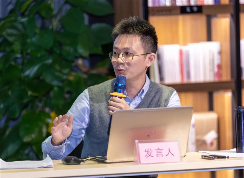 27關(guān)山月美術(shù)館研究部副研究館員、廣東省美術(shù)家協(xié)會(huì )理論委員會(huì )副秘書(shū)長(cháng)莊程恒作題為《富貴壽考：晚清海派畫(huà)家“郭子儀遇仙”圖像考釋》的發(fā)言（黃珊虎 攝）.jpg