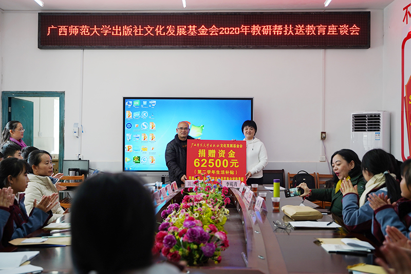 捐贈活動(dòng)現場(chǎng).jpg 捐贈活動(dòng)現場(chǎng).jpg