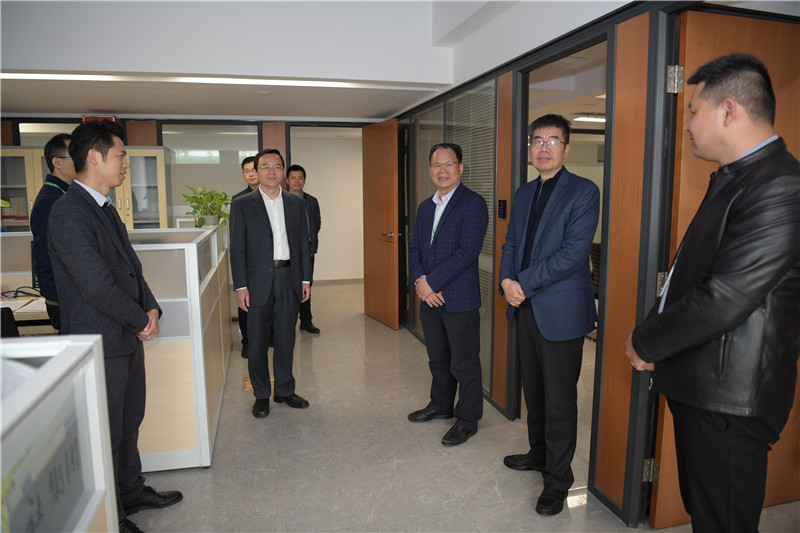 走訪(fǎng)慰問(wèn)黨群工作部員工.jpg 走訪(fǎng)慰問(wèn)黨群工作部員工.jpg