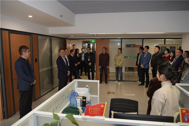 走訪(fǎng)慰問(wèn)廣大教育員工.jpg 走訪(fǎng)慰問(wèn)廣大教育員工.jpg