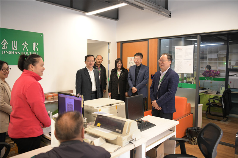 走訪(fǎng)慰問(wèn)金山文化員工.jpg 走訪(fǎng)慰問(wèn)金山文化員工.jpg