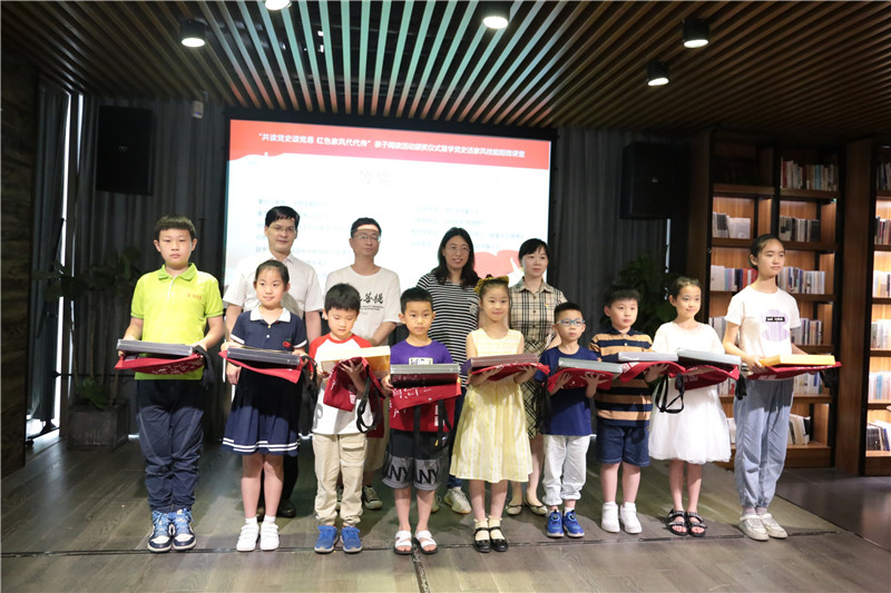 共青團桂林市委少年部部長(cháng) 胡限（第二排右二）、桂林市教育局辦公室副主任陳婷（第二排右一）、廣西師范大學(xué)出版社集團副總裁施東毅（第二排左一）為大賽三等獎家庭代表頒獎.jpg