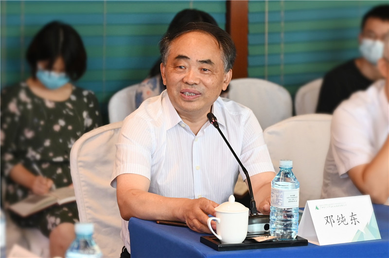 07 全國政協(xié)委員，中國政策科學(xué)研究會(huì )副院長(cháng)，中國社會(huì )科學(xué)院馬克思主義研究院原院長(cháng)、黨委書(shū)記鄧純東作主旨演講（李顯楊 攝）.jpg