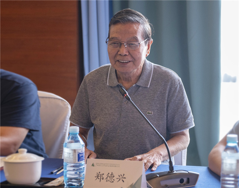 08 原中共中央文獻研究室副秘書(shū)長(cháng)、中央文獻出版社原社長(cháng)鄭德興作主旨演講（李顯楊 攝）.jpg