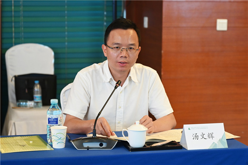 19 廣西師范大學(xué)出版社集團黨委副書(shū)記、總編輯湯文輝主持論壇（李顯楊 攝）.jpg