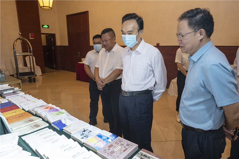 21 領(lǐng)導嘉賓參觀(guān)廣西師范大學(xué)出版社主題出版精品書(shū)展（李顯楊 攝）.jpg