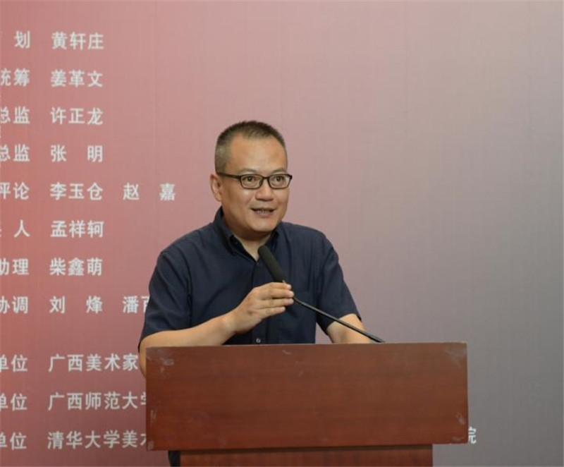 廣西師范大學(xué)出版社美術(shù)館館長(cháng)、美術(shù)分社總編輯張明主持開(kāi)幕式.jpg