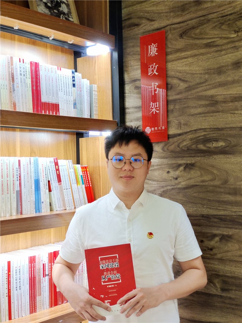 8.莫朝富——加強黨員干部家風(fēng)建設 推進(jìn)全面從嚴治黨.jpg 8.莫朝富——加強黨員干部家風(fēng)建設 推進(jìn)全面從嚴治黨.jpg