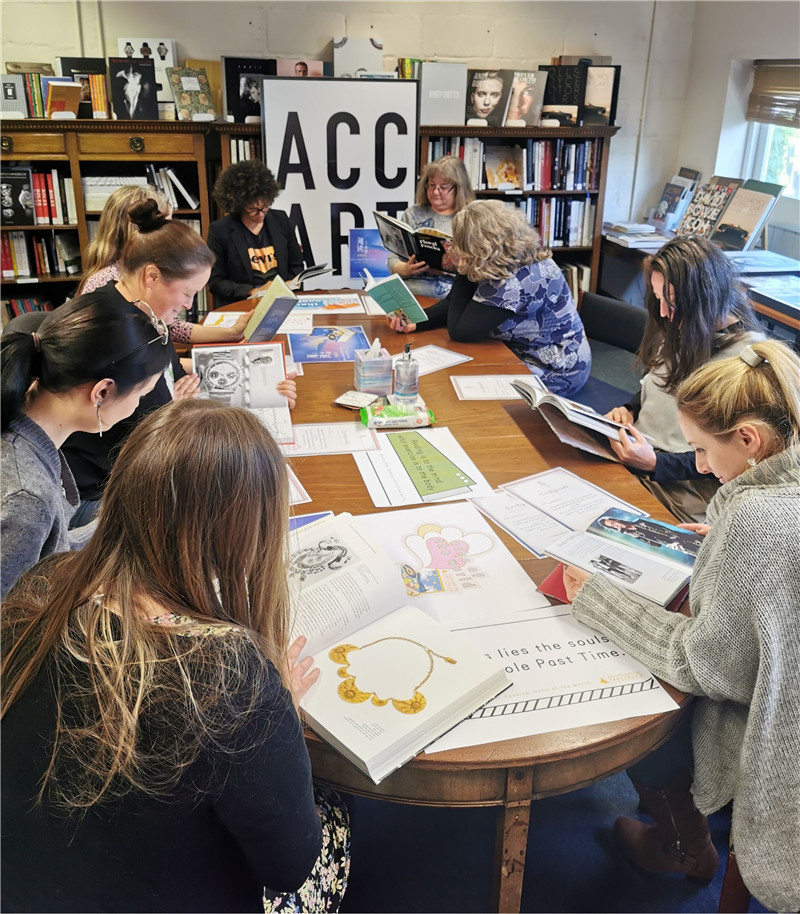 讀者來(lái)到英國ACC出版集團有限公司參與閱讀 (ACC出版集團供圖).jpg 讀者來(lái)到英國ACC出版集團有限公司參與閱讀 (ACC出版集團供圖).jpg