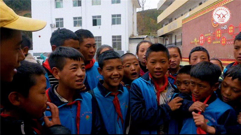 涼山的孩子們在分享自己的閱讀量(涼山州瑪薇社工發(fā)展中心供圖).jpg 涼山的孩子們在分享自己的閱讀量(涼山州瑪薇社工發(fā)展中心供圖).jpg