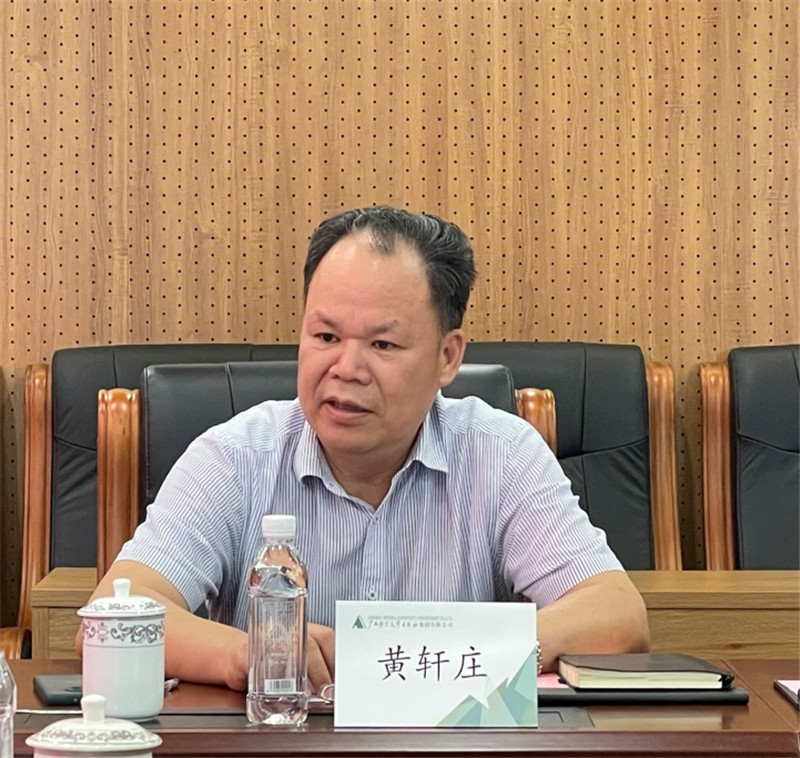 集團公司黨委書(shū)記、董事長(cháng)黃軒莊介紹集團公司情況 李天皓 攝.jpg