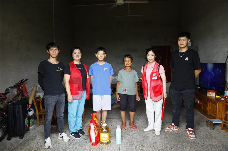 志愿者們?yōu)槿霊?hù)家庭帶去愛(ài)心物資.jpg 志愿者們?yōu)槿霊?hù)家庭帶去愛(ài)心物資.jpg