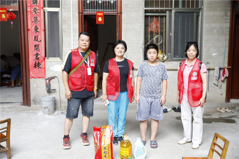 志愿者們?yōu)槿霊?hù)家庭帶去愛(ài)心物資(1).jpg 志愿者們?yōu)槿霊?hù)家庭帶去愛(ài)心物資(1).jpg