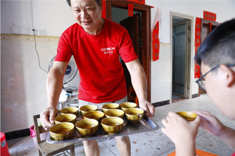 學(xué)生家長(cháng)們?yōu)橹驹刚邆兇蚪杞饪?jpg 學(xué)生家長(cháng)們?yōu)橹驹刚邆兇蚪杞饪?jpg