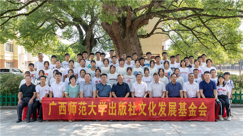 領(lǐng)導及嘉賓與“獨秀班”同學(xué)合影(黃珊虎 攝).jpg 領(lǐng)導及嘉賓與“獨秀班”同學(xué)合影(黃珊虎 攝).jpg