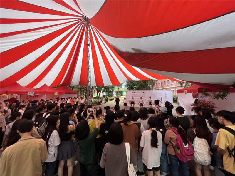 河內大學(xué)的同學(xué)們積極參與中國文化體驗活動(dòng).jpg 河內大學(xué)的同學(xué)們積極參與中國文化體驗活動(dòng).jpg