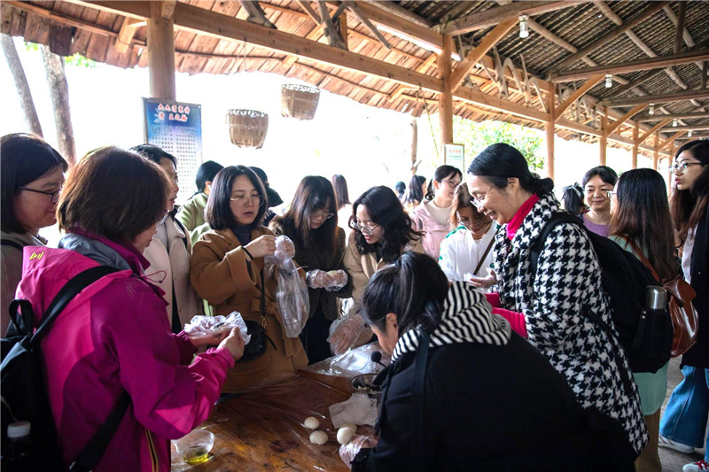 體驗農家舂粑粑(黃珊虎 攝).jpg 體驗農家舂粑粑(黃珊虎 攝).jpg