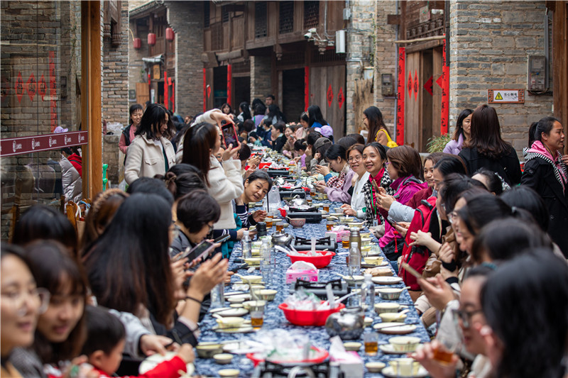 體驗古村特色長(cháng)桌宴(黃珊虎 攝).jpg 體驗古村特色長(cháng)桌宴(黃珊虎 攝).jpg