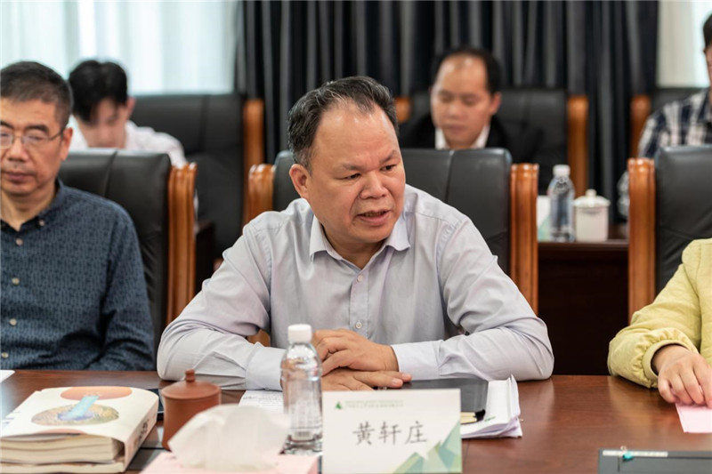 集團公司黨委書(shū)記、董事長(cháng)、基金會(huì )常務(wù)副理事長(cháng)黃軒莊講話(huà).jpg