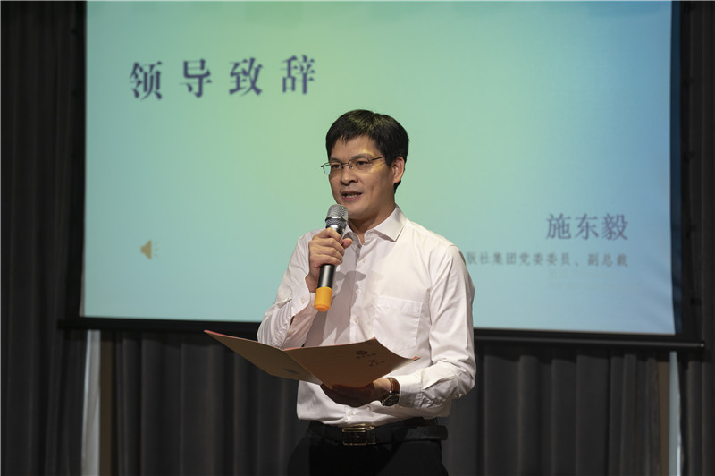 廣西師范大學(xué)出版社集團黨委委員、副總裁施東毅為與會(huì )來(lái)賓介紹廣西師大社在文化服務(wù)、閱讀推廣方面的成果（攝：李顯楊）.jpg