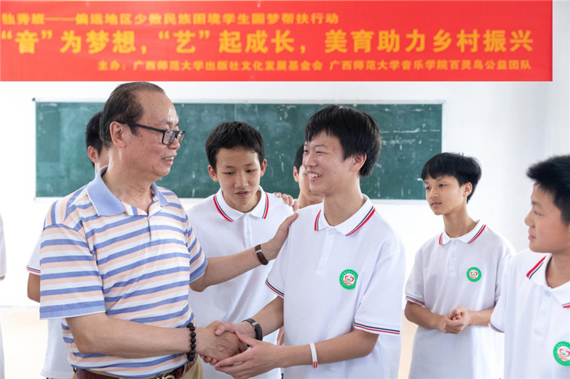 彭超教授鼓勵學(xué)生.jpg 彭超教授鼓勵學(xué)生.jpg