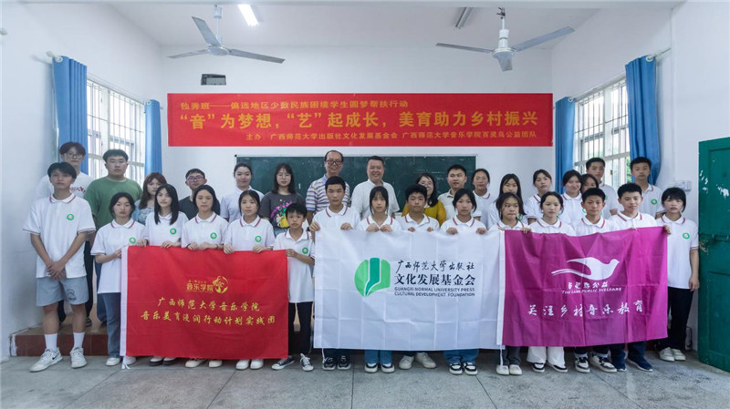 活動(dòng)團隊合影.jpg 活動(dòng)團隊合影.jpg