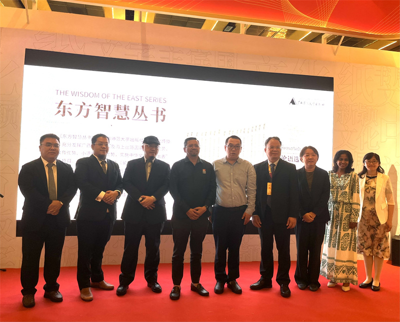 與馬來(lái)西亞教育部國家圖書(shū)委員會(huì )主席莫哈末·柯海爾·瓦迪隆先生（左四）、中宣部進(jìn)出口管理局有關(guān)同志等嘉賓在《東方智慧叢書(shū)》宣介會(huì )上合影.jpg