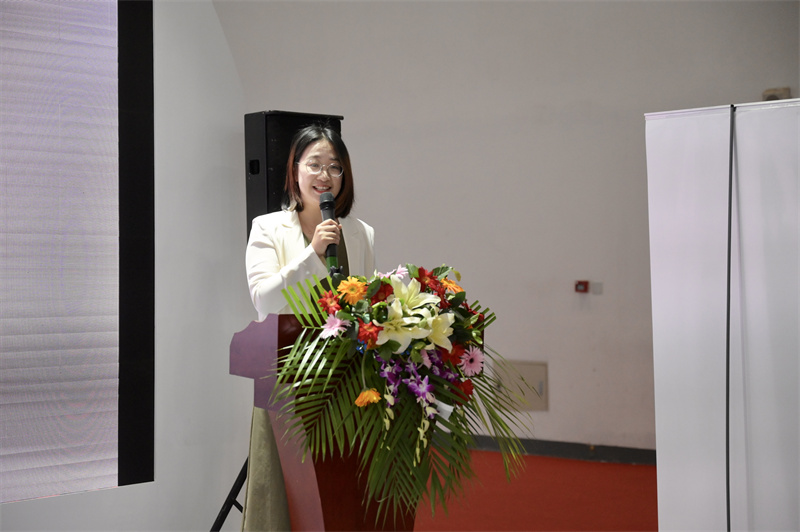 推薦會(huì )現場(chǎng)，張笑塵女士介紹藝術(shù)之橋空間情況.jpg