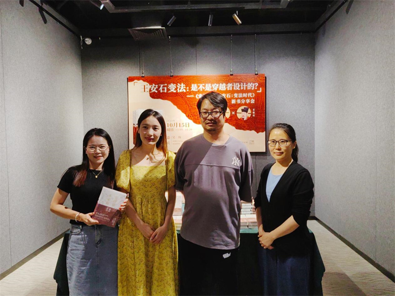 活動(dòng)嘉賓與積極發(fā)言的讀者互動(dòng).jpg 活動(dòng)嘉賓與積極發(fā)言的讀者互動(dòng).jpg