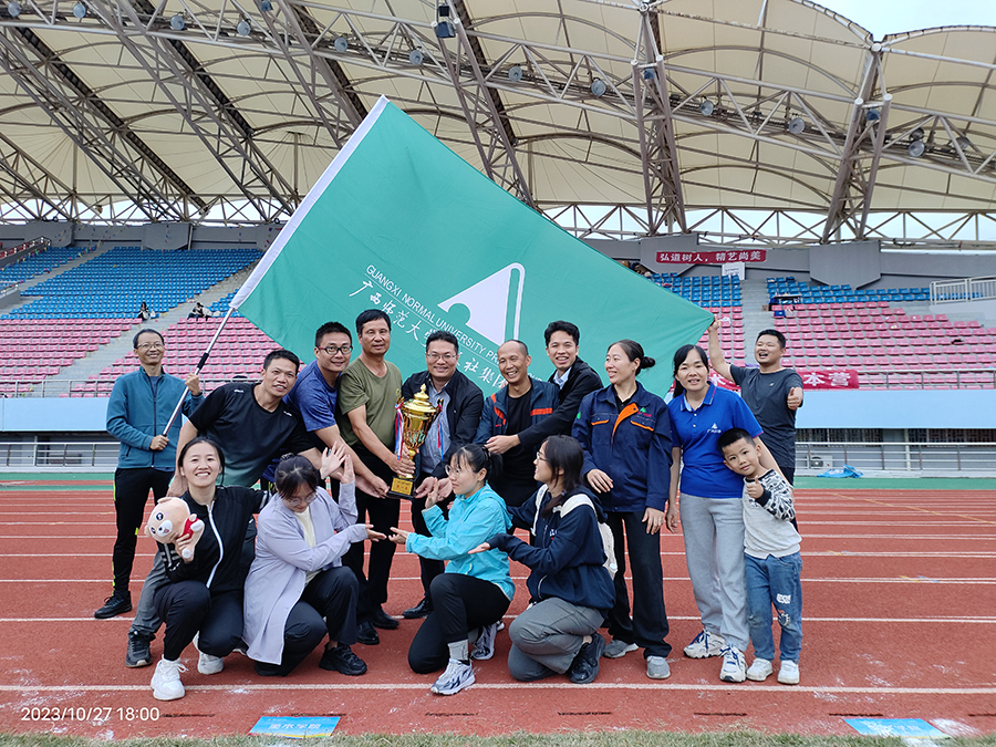 第54屆校運會(huì )閉幕式合影.jpg 第54屆校運會(huì )閉幕式合影.jpg