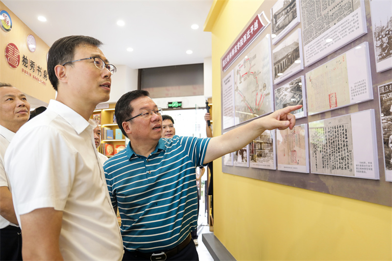 7.夏世飛（左）、賀祖斌（右）在歷史文化墻前參觀(guān).jpg