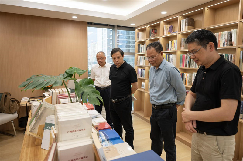 與會(huì )嘉賓與師大、集團領(lǐng)導參觀(guān)服務(wù)地方文化主題書(shū)展.jpg