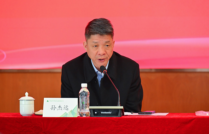 4.校黨委副書(shū)記、校長(cháng)，校出版編審委員會(huì )主任委員孫杰遠主持會(huì )議.jpg