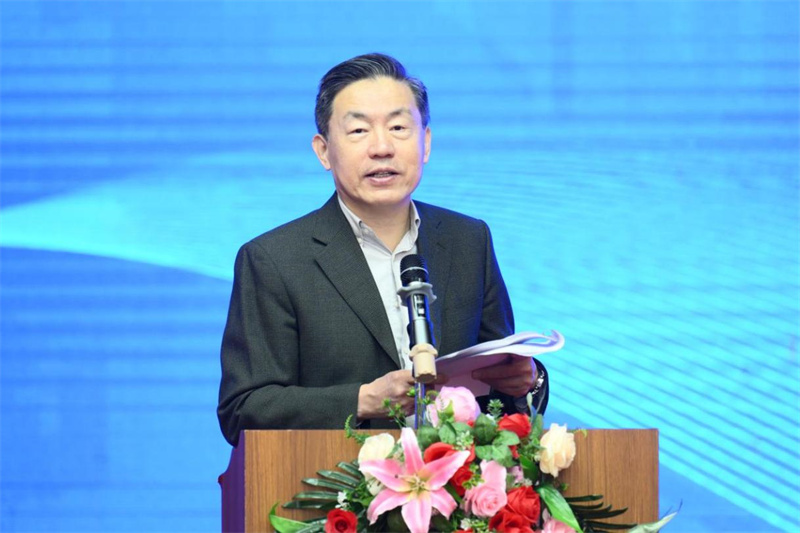 中國新聞出版研究院原副院長(cháng)、第六屆中國書(shū)刊發(fā)行業(yè)協(xié)會(huì )副理事長(cháng)、中華出版促進(jìn)會(huì )國際工委學(xué)術(shù)委員會(huì )主任委員范軍主持開(kāi)幕式.jpg