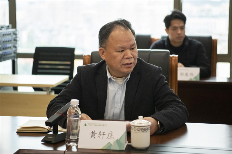 集團公司黨委書(shū)記、董事長(cháng)黃軒莊作匯報（李顯楊攝）.jpg