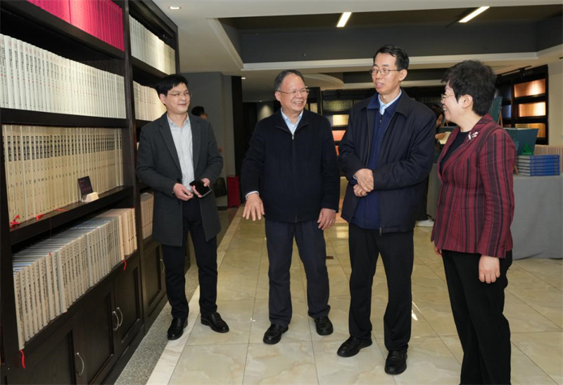 季正聚一行聽(tīng)取集團公司發(fā)展情況匯報 何平江 攝.jpg 季正聚一行聽(tīng)取集團公司發(fā)展情況匯報 何平江 攝.jpg