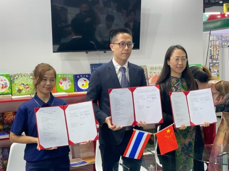 《近鏡頭：溫暖的瞬間》泰文版簽約合影。（盧雯 攝)_副本_副本.jpg