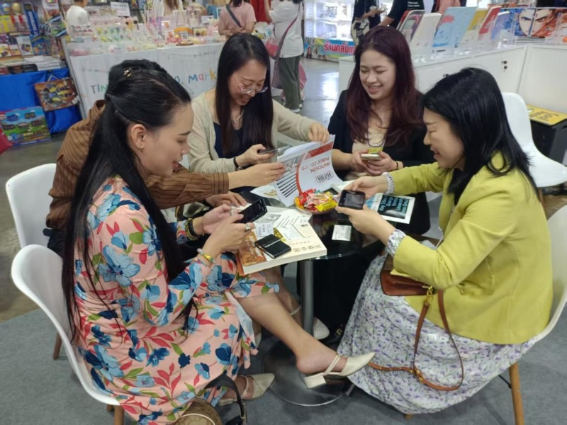 在現場(chǎng)進(jìn)行版權洽談。（馬文玉 攝）_副本.jpg