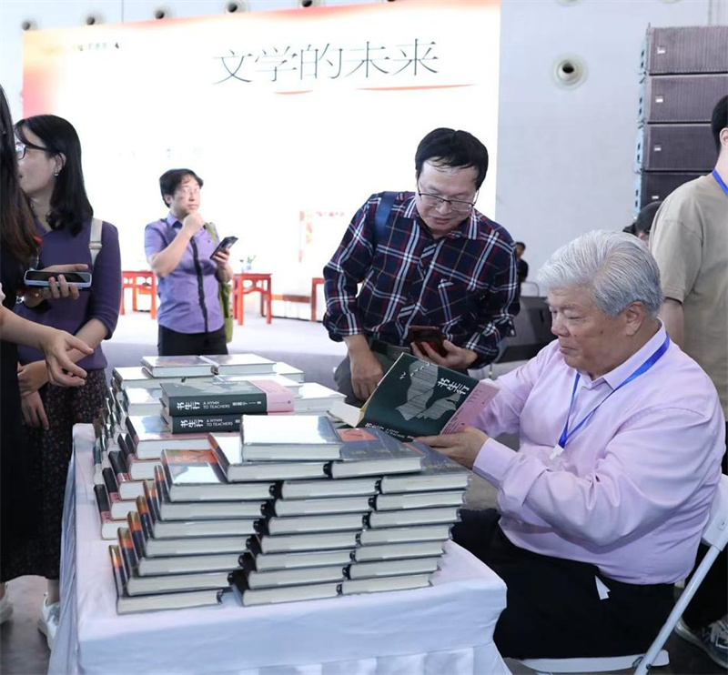 讀者排隊等待聶震寧簽名.jpg 讀者排隊等待聶震寧簽名.jpg