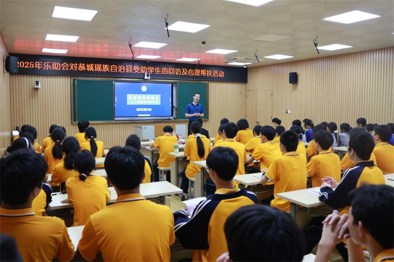 李錦文會(huì )長(cháng)在恭城中學(xué)做專(zhuān)題講座(劉志歡 攝).jpg 李錦文會(huì )長(cháng)在恭城中學(xué)做專(zhuān)題講座(劉志歡 攝).jpg