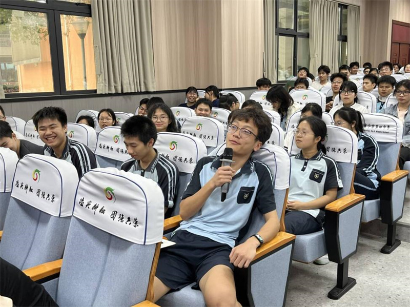 同學(xué)們積極參與互動(dòng)(廖思宇 攝).jpg 同學(xué)們積極參與互動(dòng)(廖思宇 攝).jpg