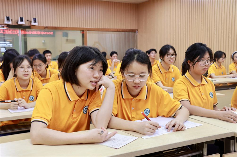 同學(xué)們在老師的引導下互動(dòng)交流(劉志歡 攝).jpg 同學(xué)們在老師的引導下互動(dòng)交流(劉志歡 攝).jpg