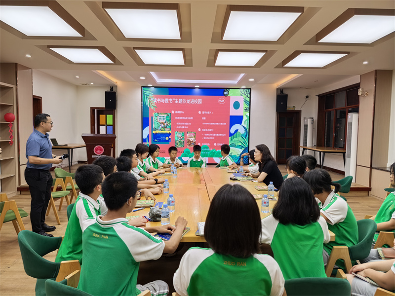 3.“讀書(shū)與做書(shū)”主題沙龍進(jìn)校園第一期活動(dòng)現場(chǎng).jpg 3.“讀書(shū)與做書(shū)”主題沙龍進(jìn)校園第一期活動(dòng)現場(chǎng).jpg