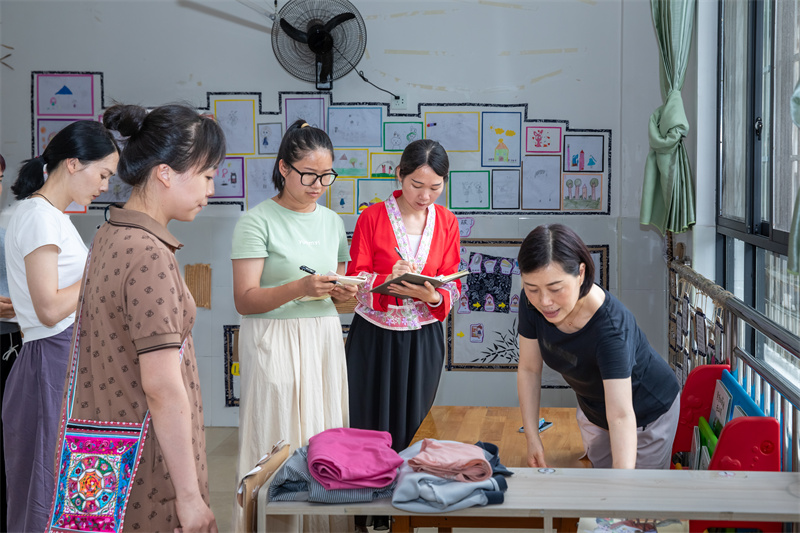 7謝彬教研員在項目組的陪同下進(jìn)行入園指導.jpg 7謝彬教研員在項目組的陪同下進(jìn)行入園指導.jpg